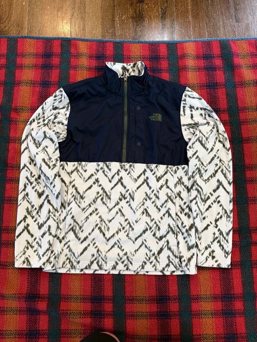 The North Face Men's Geometric Aztec Patterned Quarter Zip Fleece Pullover
